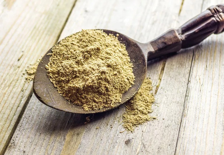 Kratom a káva: Ako sa líšia ich stimulačné účinky?
